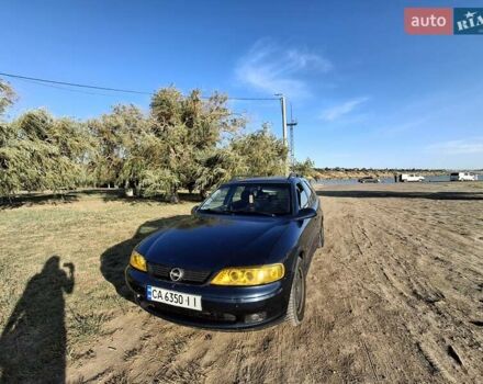 Синий Опель Вектра, объемом двигателя 2 л и пробегом 332 тыс. км за 2500 $, фото 2 на Automoto.ua