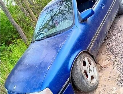 Опель Вектра 1989 в Крыжополе на Automoto.ua Синий Опель Вектра, объемом двигателя 2 л и пробегом 250 тыс. км за 600 $, фото 1 на Automoto.ua