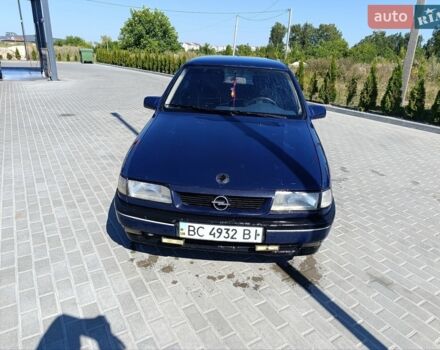 Синий Опель Вектра, объемом двигателя 1.6 л и пробегом 325 тыс. км за 1250 $, фото 1 на Automoto.ua
