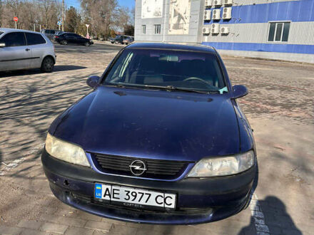 Синий Опель Вектра, объемом двигателя 1.6 л и пробегом 372 тыс. км за 2400 $, фото 1 на Automoto.ua