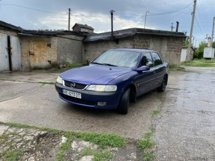 Синий Опель Вектра, объемом двигателя 1.6 л и пробегом 325 тыс. км за 2350 $, фото 1 на Automoto.ua