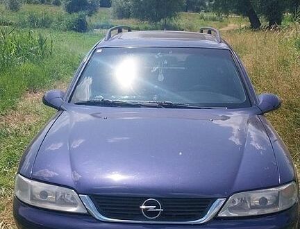 Синий Опель Вектра, объемом двигателя 2 л и пробегом 300 тыс. км за 2200 $, фото 1 на Automoto.ua