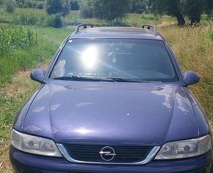 Синий Опель Вектра, объемом двигателя 2 л и пробегом 300 тыс. км за 2200 $, фото 1 на Automoto.ua