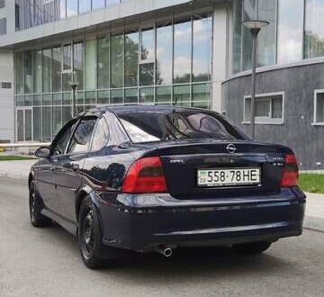 Синий Опель Вектра, объемом двигателя 1.8 л и пробегом 260 тыс. км за 3500 $, фото 1 на Automoto.ua