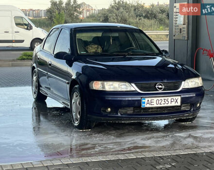 Синий Опель Вектра, объемом двигателя 2 л и пробегом 290 тыс. км за 2450 $, фото 1 на Automoto.ua