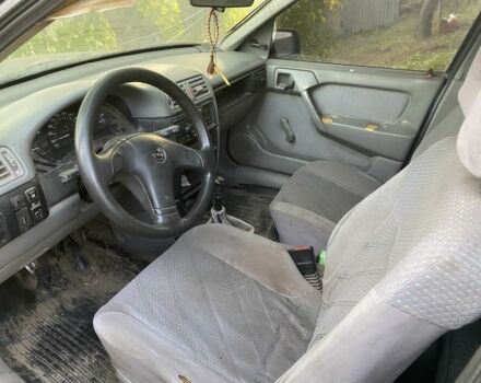 Зеленый Опель Вектра, объемом двигателя 1.6 л и пробегом 395 тыс. км за 950 $, фото 3 на Automoto.ua