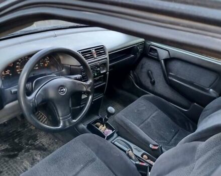 Зеленый Опель Вектра, объемом двигателя 1.7 л и пробегом 250 тыс. км за 1390 $, фото 9 на Automoto.ua