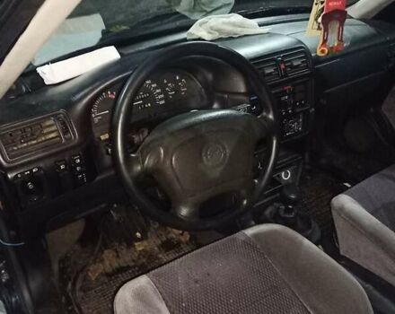 Зеленый Опель Вектра, объемом двигателя 2 л и пробегом 201 тыс. км за 2200 $, фото 4 на Automoto.ua