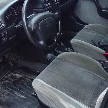 Зелений Опель Вектра, об'ємом двигуна 2 л та пробігом 350 тис. км за 1100 $, фото 2 на Automoto.ua