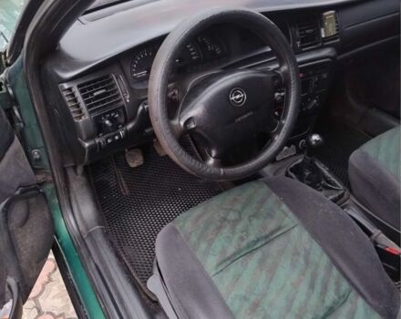 Зеленый Опель Вектра, объемом двигателя 1.6 л и пробегом 300 тыс. км за 2450 $, фото 4 на Automoto.ua