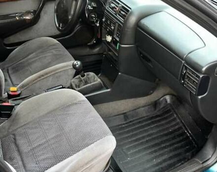 Зеленый Опель Вектра, объемом двигателя 1.8 л и пробегом 394 тыс. км за 1100 $, фото 5 на Automoto.ua