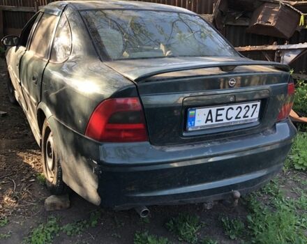 Зеленый Опель Вектра, объемом двигателя 1.8 л и пробегом 300 тыс. км за 998 $, фото 1 на Automoto.ua