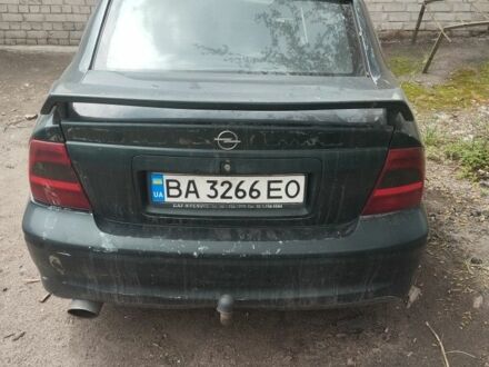 Зеленый Опель Вектра, объемом двигателя 2 л и пробегом 250 тыс. км за 800 $, фото 1 на Automoto.ua