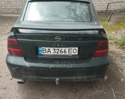 Зеленый Опель Вектра, объемом двигателя 2 л и пробегом 250 тыс. км за 800 $, фото 1 на Automoto.ua