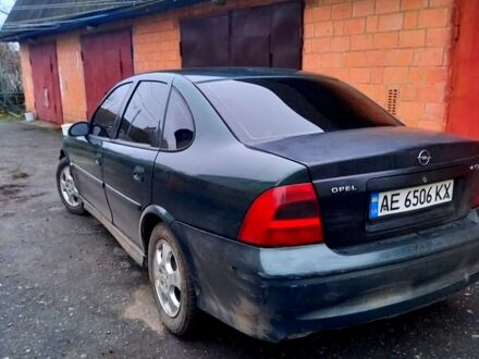 Зелений Опель Вектра, об'ємом двигуна 2 л та пробігом 300 тис. км за 2000 $, фото 1 на Automoto.ua