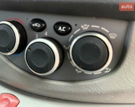 Білий Опель Віваро, об'ємом двигуна 2 л та пробігом 322 тис. км за 11200 $, фото 25 на Automoto.ua