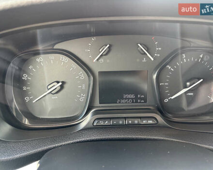 Белый Опель Виваро, объемом двигателя 1.5 л и пробегом 239 тыс. км за 13000 $, фото 16 на Automoto.ua