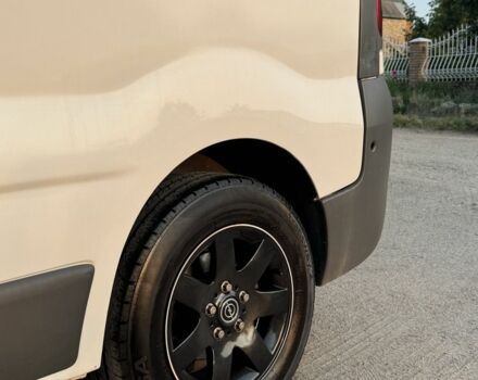 Білий Опель Віваро, об'ємом двигуна 2 л та пробігом 208 тис. км за 11000 $, фото 1 на Automoto.ua