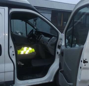 Белый Опель Виваро, объемом двигателя 1.87 л и пробегом 340 тыс. км за 4999 $, фото 3 на Automoto.ua