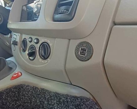 Белый Опель Виваро, объемом двигателя 2.5 л и пробегом 252 тыс. км за 7500 $, фото 5 на Automoto.ua