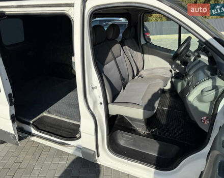 Белый Опель Виваро, объемом двигателя 2 л и пробегом 330 тыс. км за 5999 $, фото 13 на Automoto.ua