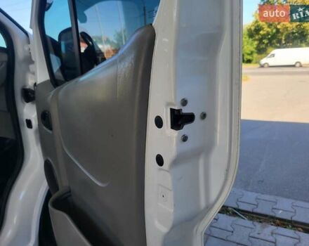 Белый Опель Виваро, объемом двигателя 2.5 л и пробегом 238 тыс. км за 8800 $, фото 79 на Automoto.ua