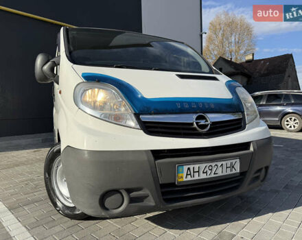 Белый Опель Виваро, объемом двигателя 2 л и пробегом 330 тыс. км за 5999 $, фото 4 на Automoto.ua