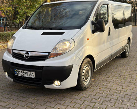 Белый Опель Виваро, объемом двигателя 2.5 л и пробегом 330 тыс. км за 10400 $, фото 1 на Automoto.ua