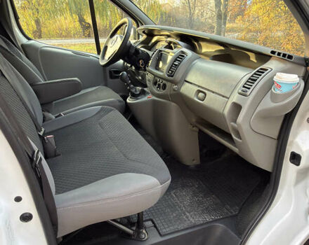 Белый Опель Виваро, объемом двигателя 2.5 л и пробегом 330 тыс. км за 10400 $, фото 24 на Automoto.ua