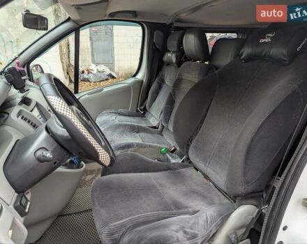 Белый Опель Виваро, объемом двигателя 2 л и пробегом 470 тыс. км за 11200 $, фото 9 на Automoto.ua