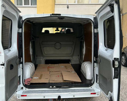 Белый Опель Виваро, объемом двигателя 2.5 л и пробегом 255 тыс. км за 13000 $, фото 1 на Automoto.ua