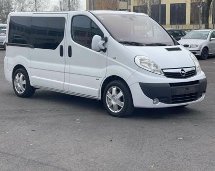Белый Опель Виваро, объемом двигателя 2.5 л и пробегом 274 тыс. км за 8000 $, фото 2 на Automoto.ua