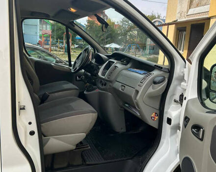 Белый Опель Виваро, объемом двигателя 2.5 л и пробегом 255 тыс. км за 13000 $, фото 4 на Automoto.ua