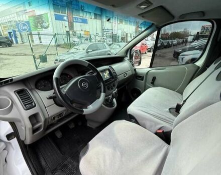 Білий Опель Віваро, об'ємом двигуна 2 л та пробігом 294 тис. км за 10500 $, фото 16 на Automoto.ua