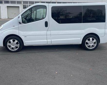 Белый Опель Виваро, объемом двигателя 2.5 л и пробегом 274 тыс. км за 8000 $, фото 4 на Automoto.ua