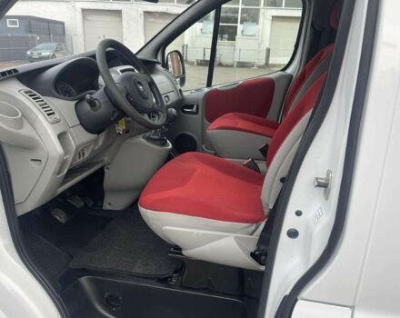 Белый Опель Виваро, объемом двигателя 2.5 л и пробегом 274 тыс. км за 8000 $, фото 9 на Automoto.ua