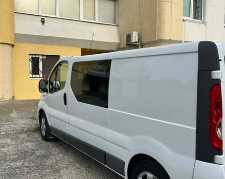 Белый Опель Виваро, объемом двигателя 2.5 л и пробегом 255 тыс. км за 13000 $, фото 2 на Automoto.ua