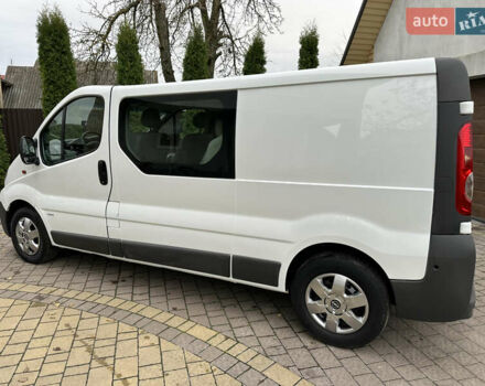 Белый Опель Виваро, объемом двигателя 2 л и пробегом 284 тыс. км за 13500 $, фото 4 на Automoto.ua
