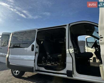 Белый Опель Виваро, объемом двигателя 2 л и пробегом 440 тыс. км за 11299 $, фото 9 на Automoto.ua
