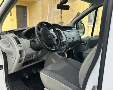 Белый Опель Виваро, объемом двигателя 2.5 л и пробегом 255 тыс. км за 13000 $, фото 3 на Automoto.ua