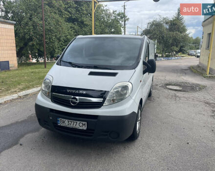 Білий Опель Віваро, об'ємом двигуна 2 л та пробігом 350 тис. км за 10000 $, фото 1 на Automoto.ua