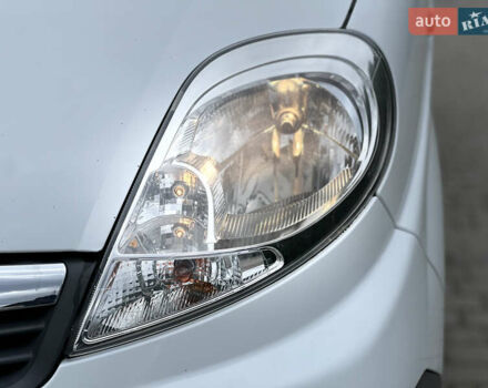 Белый Опель Виваро, объемом двигателя 2 л и пробегом 244 тыс. км за 13000 $, фото 24 на Automoto.ua