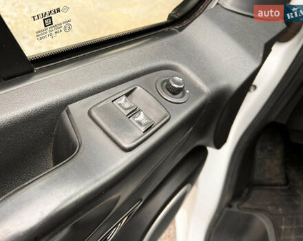 Белый Опель Виваро, объемом двигателя 1.6 л и пробегом 170 тыс. км за 16300 $, фото 16 на Automoto.ua