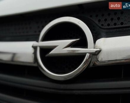 Белый Опель Виваро, объемом двигателя 1.6 л и пробегом 179 тыс. км за 15300 $, фото 3 на Automoto.ua