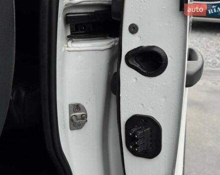 Белый Опель Виваро, объемом двигателя 1.6 л и пробегом 179 тыс. км за 15300 $, фото 30 на Automoto.ua