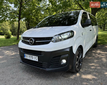 Белый Опель Виваро, объемом двигателя 2 л и пробегом 130 тыс. км за 28700 $, фото 1 на Automoto.ua