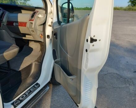 Білий Опель Віваро, об'ємом двигуна 2 л та пробігом 200 тис. км за 10000 $, фото 7 на Automoto.ua