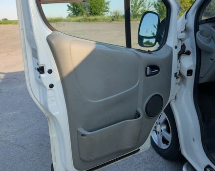 Білий Опель Віваро, об'ємом двигуна 2 л та пробігом 200 тис. км за 10000 $, фото 4 на Automoto.ua