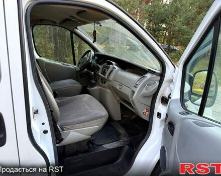 Белый Опель Виваро, объемом двигателя 2.5 л и пробегом 275 тыс. км за 6950 $, фото 3 на Automoto.ua