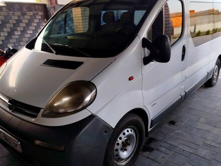 Белый Опель Виваро, объемом двигателя 2.5 л и пробегом 300 тыс. км за 8500 $, фото 1 на Automoto.ua